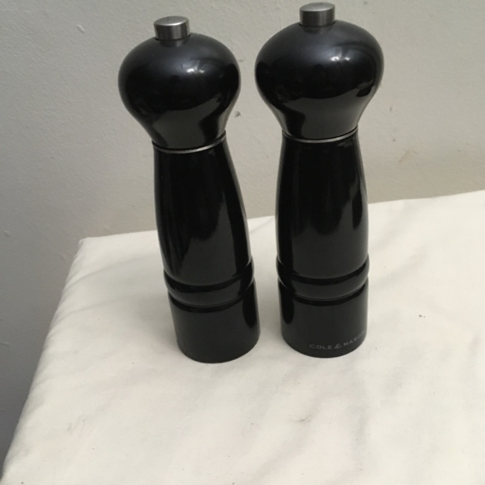 Cole and Mason Precision Windsor Black Gloss Beech Wood Salt and Pepper Shaker